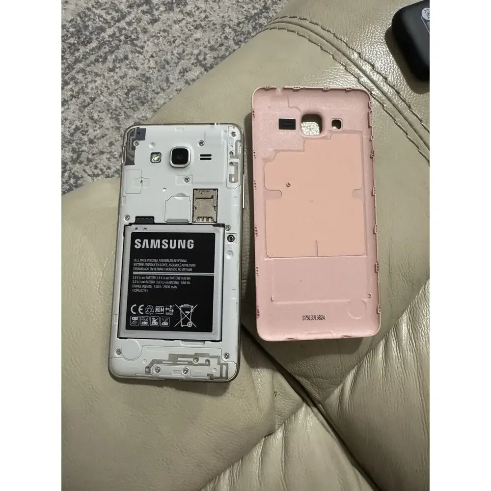 Lot 5 Phones, Some Unlocked, Apple SE And Samsung Alcatel